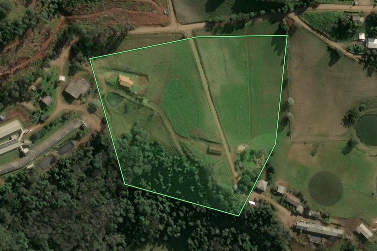 Imagem de satélite do imóvel rural em Seara (SC), com o contorno declarado no CAR desenhado por cima.