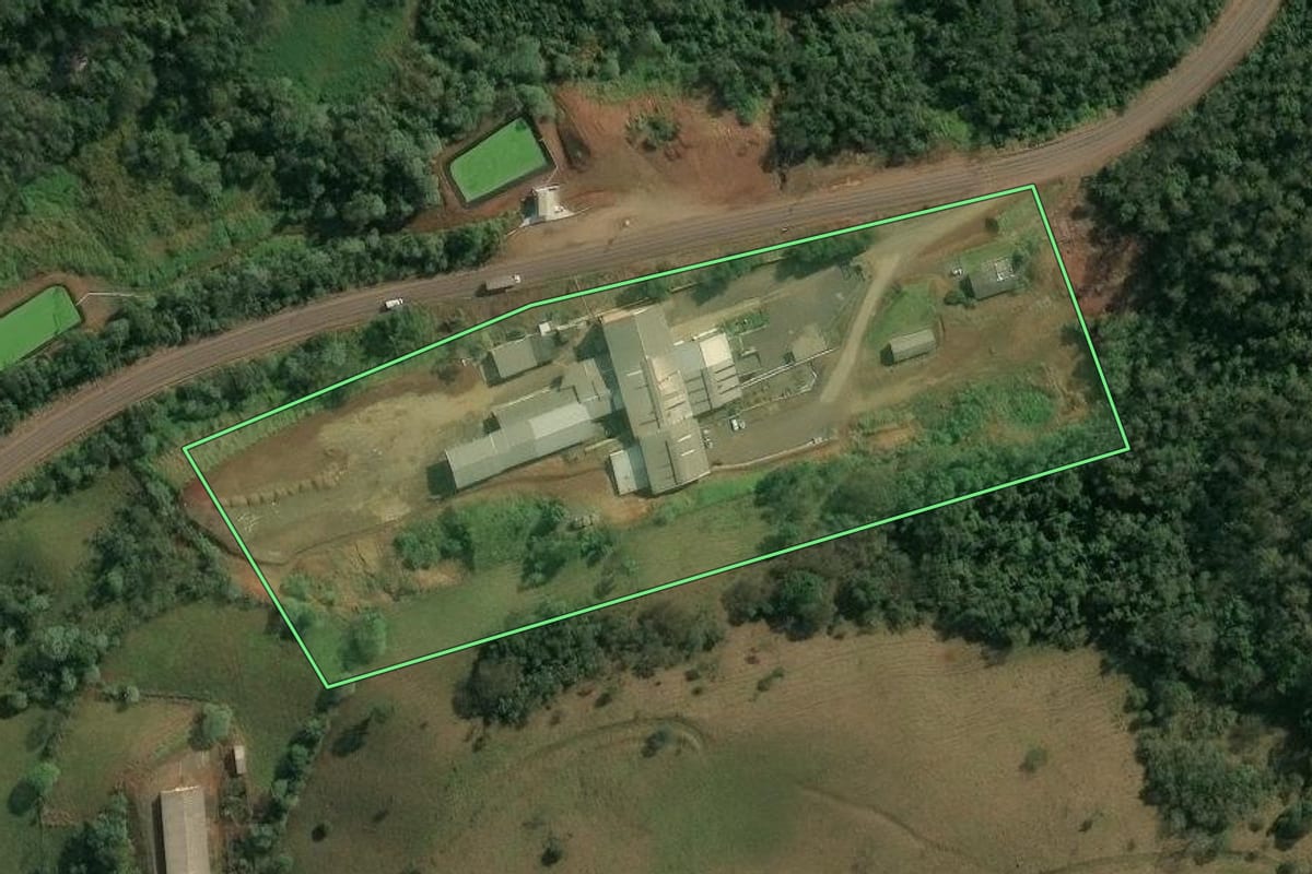 Imagem de satélite do imóvel rural em Seara (SC), com o contorno declarado no CAR desenhado por cima.