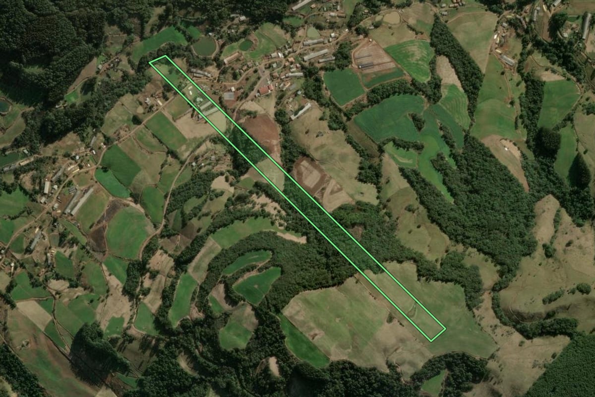 Imagem de satélite do imóvel rural em Seara (SC), com o contorno declarado no CAR desenhado por cima.