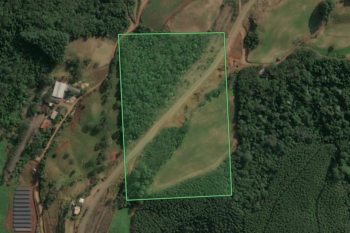 Imagem de satélite do imóvel rural em Seara (SC), com o contorno declarado no CAR desenhado por cima.