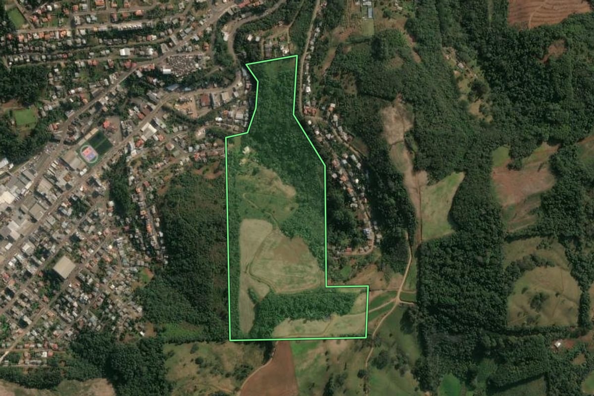 Imagem de satélite do imóvel rural em Seara (SC), com o contorno declarado no CAR desenhado por cima.