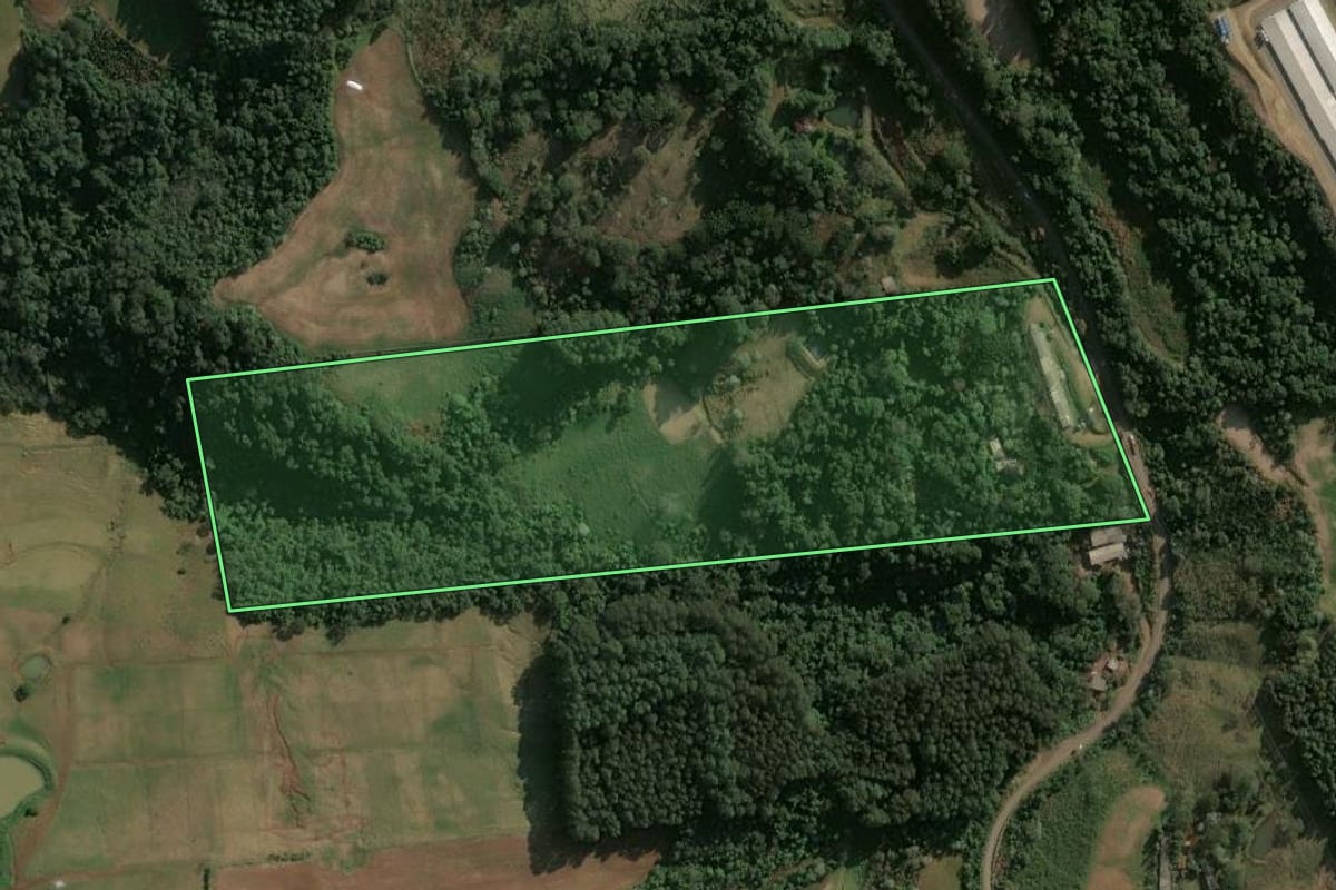 Imagem de satélite do imóvel rural em Seara (SC), com o contorno declarado no CAR desenhado por cima.