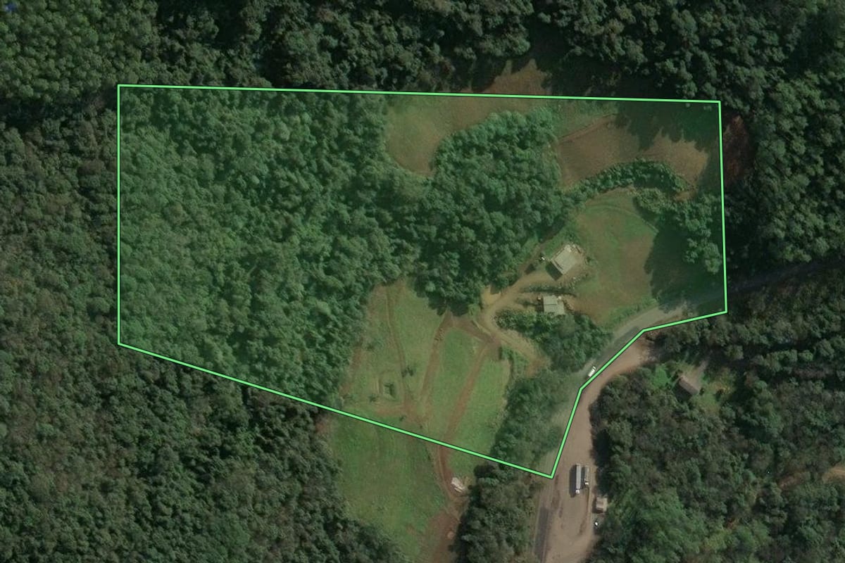 Imagem de satélite do imóvel rural em Seara (SC), com o contorno declarado no CAR desenhado por cima.