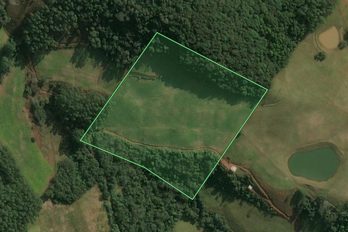 Imagem de satélite do imóvel rural em Seara (SC), com o contorno declarado no CAR desenhado por cima.