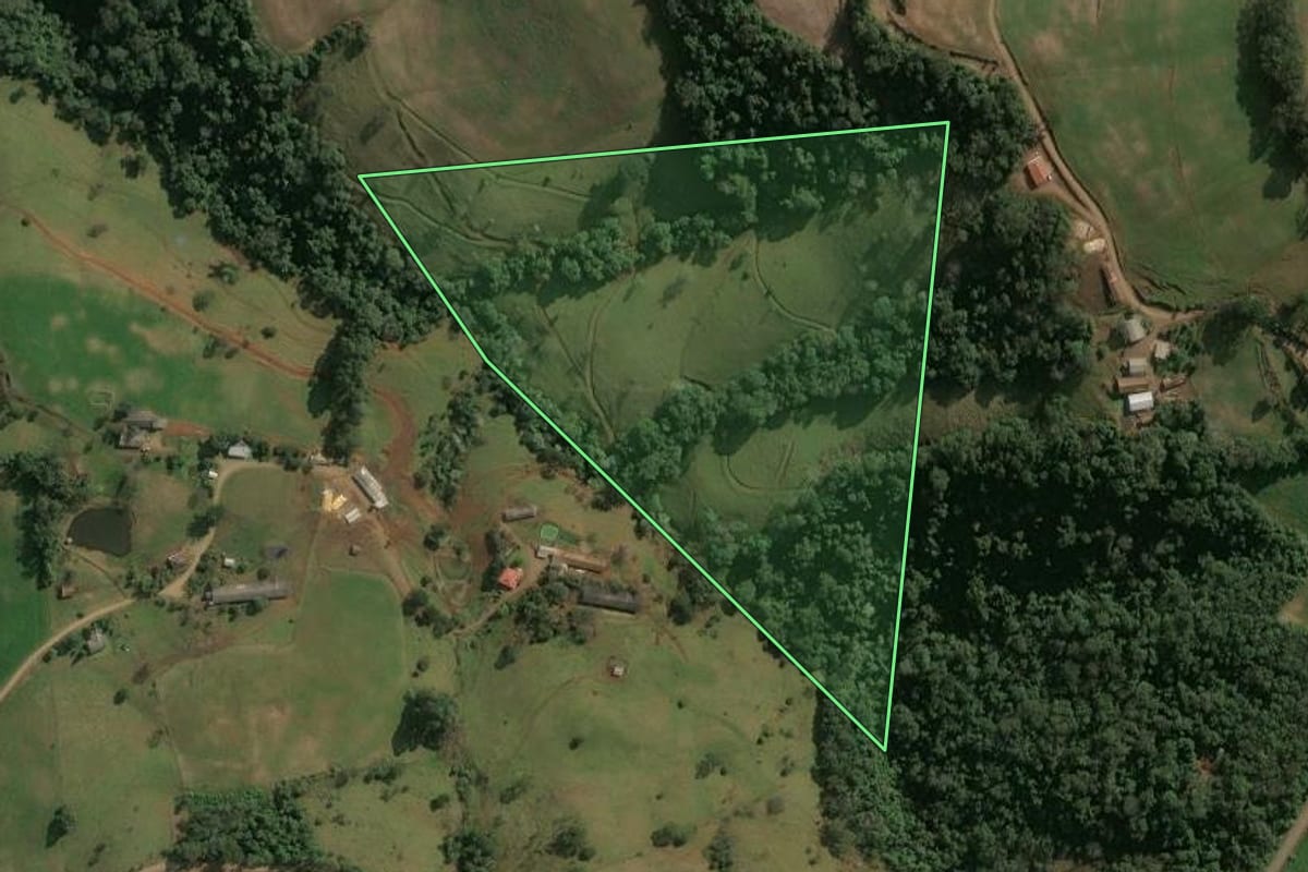 Imagem de satélite do imóvel rural em Seara (SC), com o contorno declarado no CAR desenhado por cima.