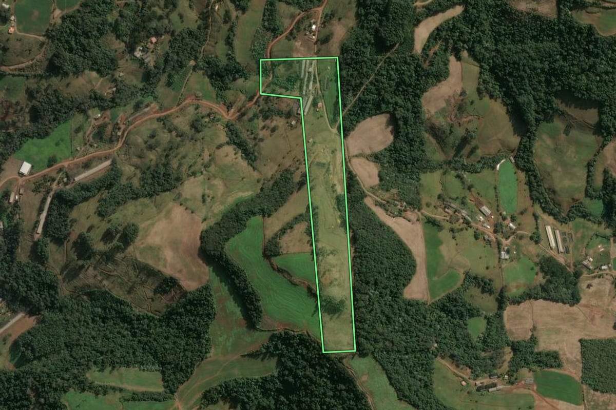 Imagem de satélite do imóvel rural em Seara (SC), com o contorno declarado no CAR desenhado por cima.