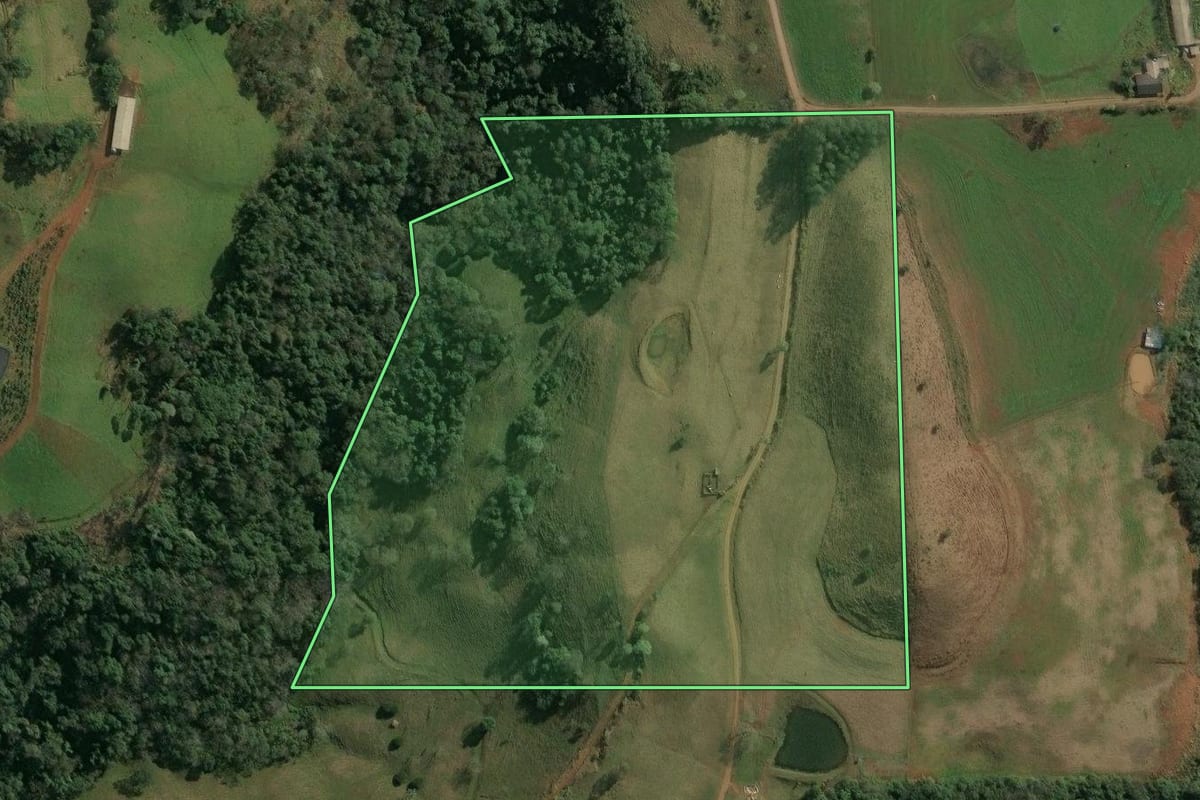 Imagem de satélite do imóvel rural em Seara (SC), com o contorno declarado no CAR desenhado por cima.