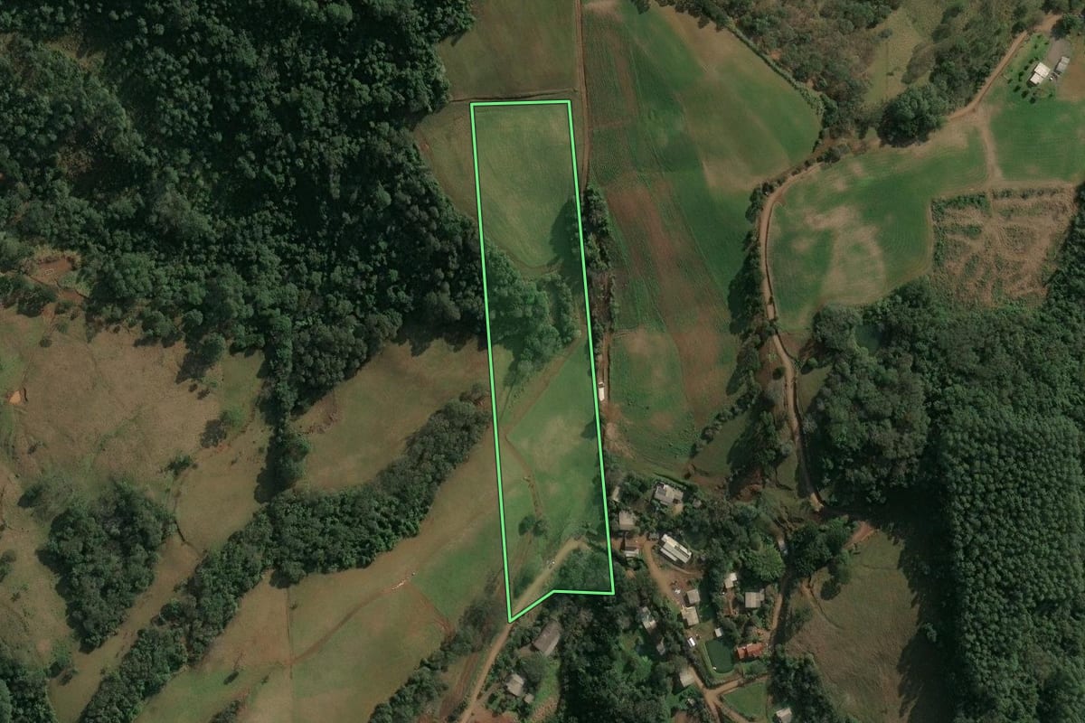 Imagem de satélite do imóvel rural em Seara (SC), com o contorno declarado no CAR desenhado por cima.