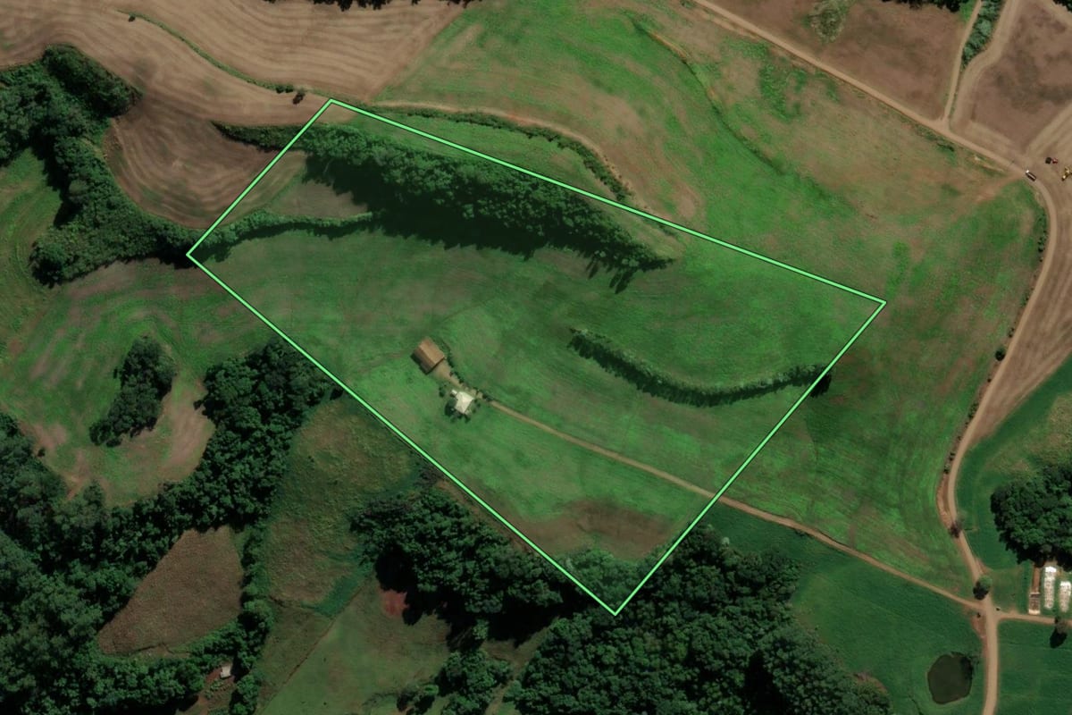 Imagem de satélite do imóvel rural em Serra Alta (SC), com o contorno declarado no CAR desenhado por cima.