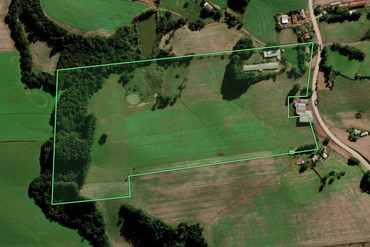 Imagem de satélite do imóvel rural em Serra Alta (SC), com o contorno declarado no CAR desenhado por cima.