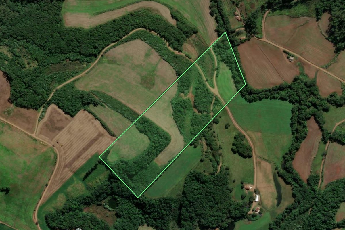 Imagem de satélite do imóvel rural em Serra Alta (SC), com o contorno declarado no CAR desenhado por cima.