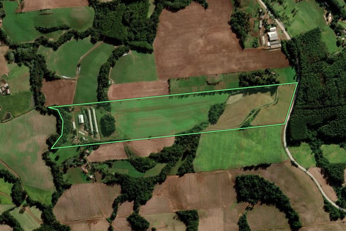 Imagem de satélite do imóvel rural em Serra Alta (SC), com o contorno declarado no CAR desenhado por cima.