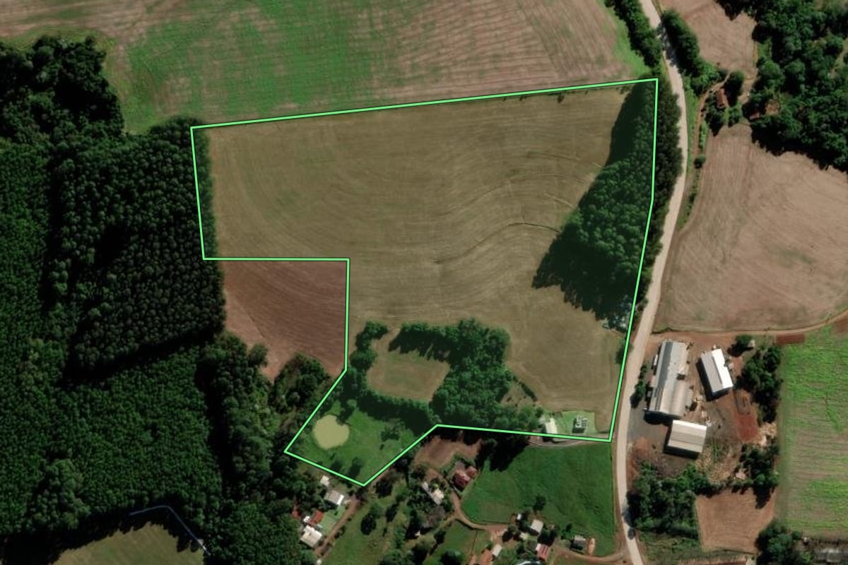 Imagem de satélite do imóvel rural em Serra Alta (SC), com o contorno declarado no CAR desenhado por cima.