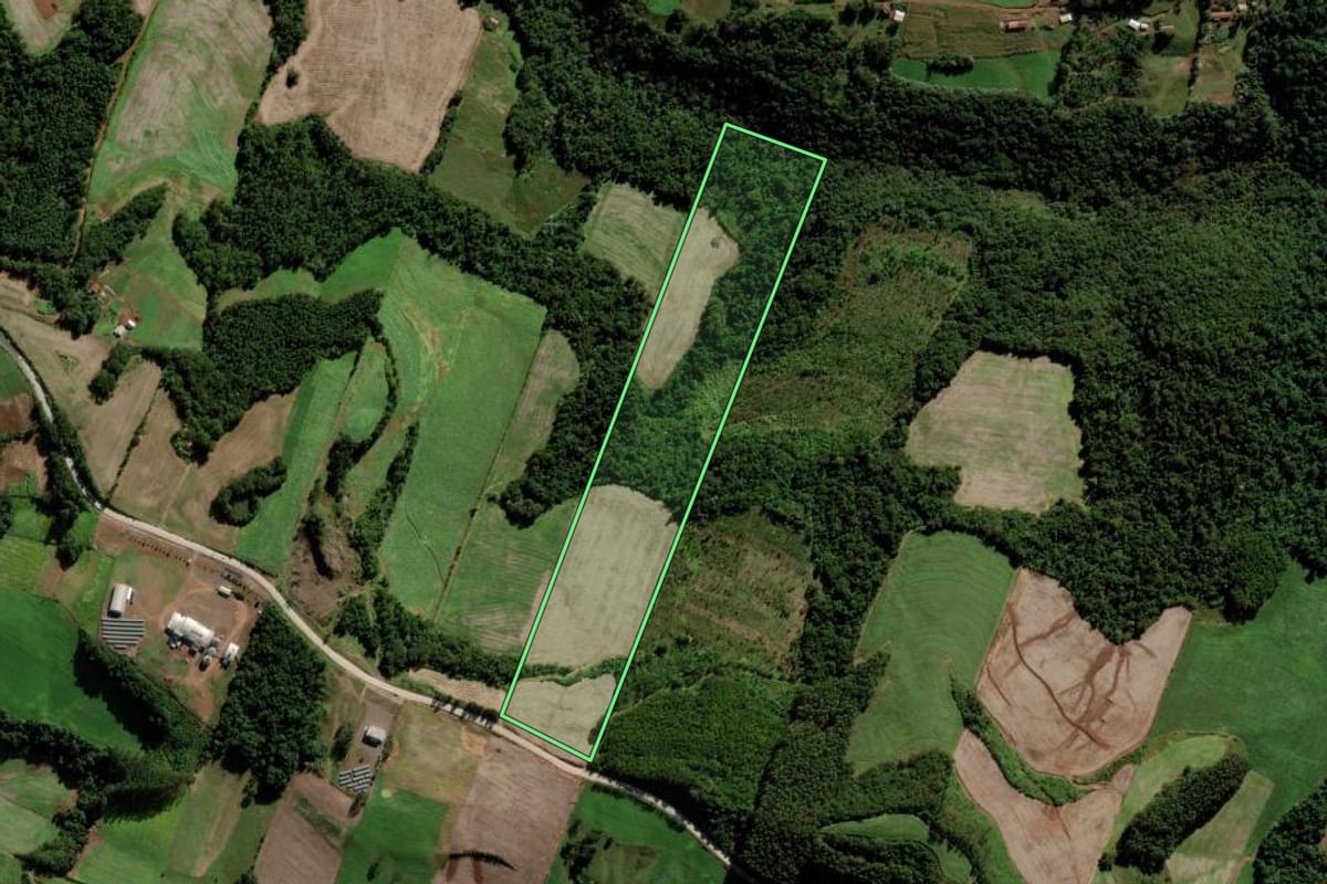 Imagem de satélite do imóvel rural em Serra Alta (SC), com o contorno declarado no CAR desenhado por cima.