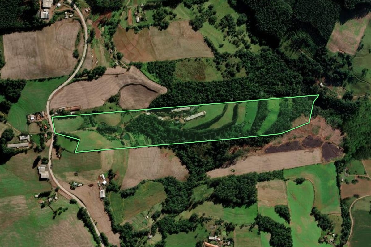 Imagem de satélite do imóvel rural em Serra Alta (SC), com o contorno declarado no CAR desenhado por cima.