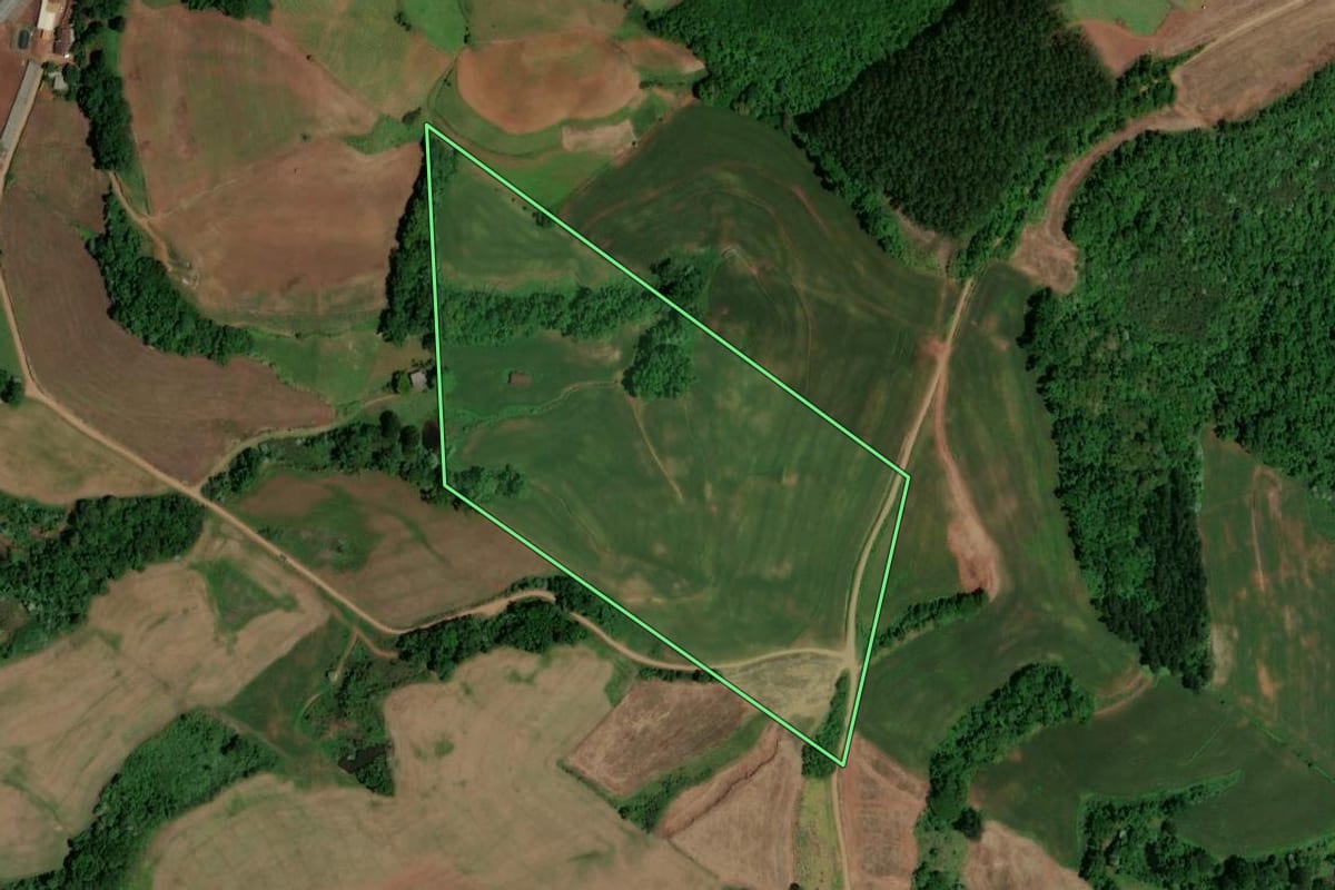 Imagem de satélite do imóvel rural em Serra Alta (SC), com o contorno declarado no CAR desenhado por cima.