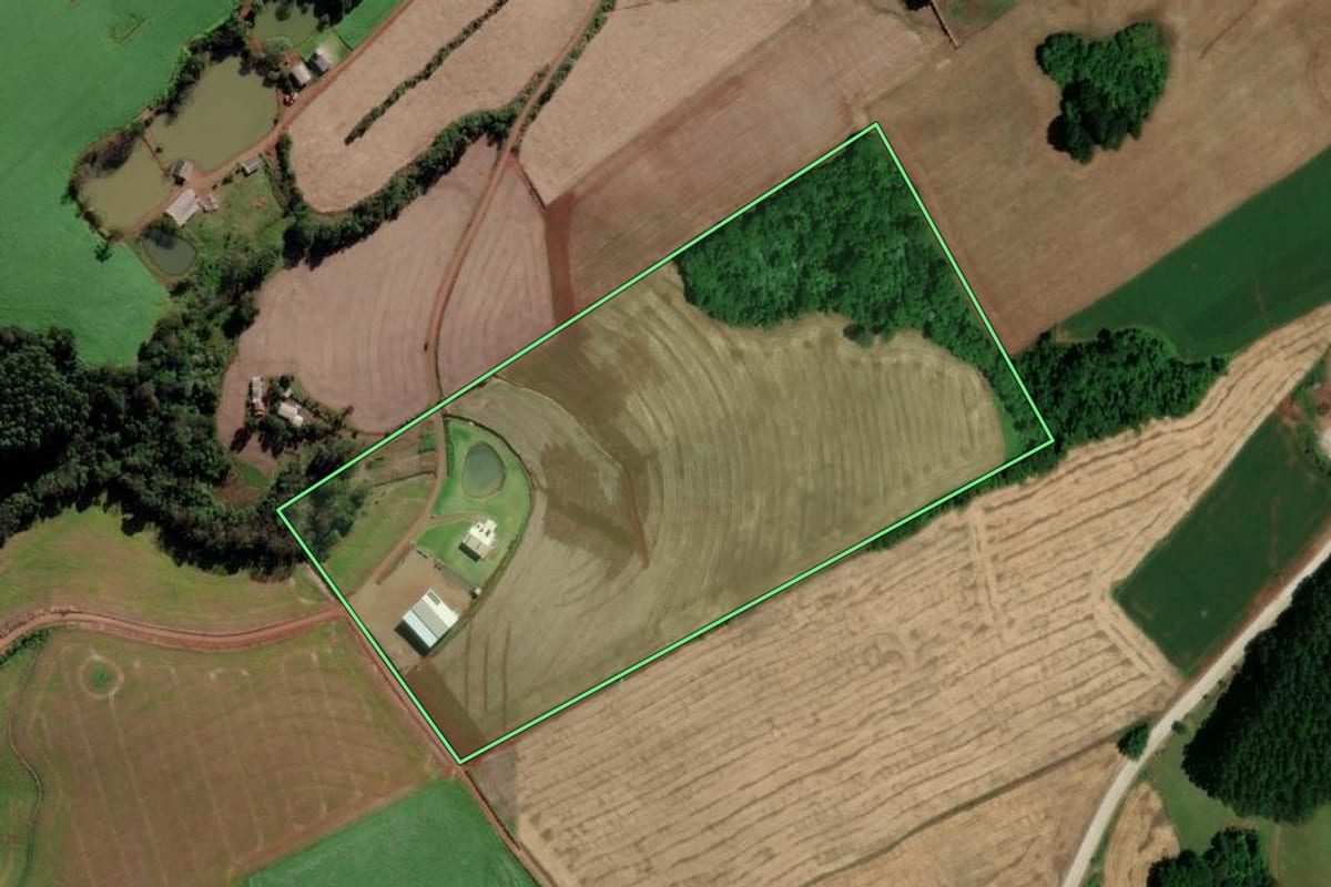 Imagem de satélite do imóvel rural em Serra Alta (SC), com o contorno declarado no CAR desenhado por cima.