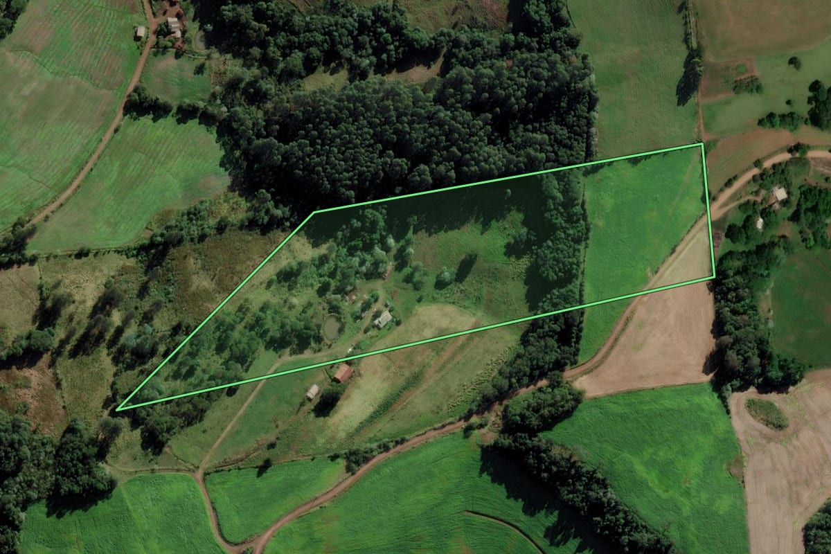 Imagem de satélite do imóvel rural em Serra Alta (SC), com o contorno declarado no CAR desenhado por cima.
