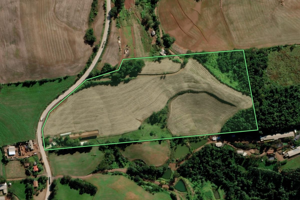 Imagem de satélite do imóvel rural em Serra Alta (SC), com o contorno declarado no CAR desenhado por cima.