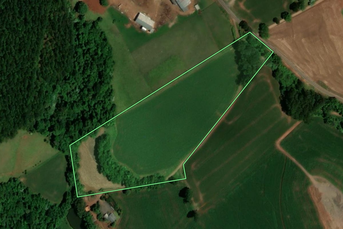 Imagem de satélite do imóvel rural em Serra Alta (SC), com o contorno declarado no CAR desenhado por cima.