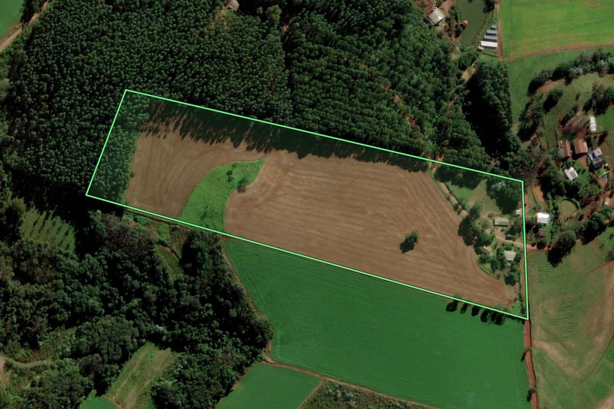Imagem de satélite do imóvel rural em Serra Alta (SC), com o contorno declarado no CAR desenhado por cima.