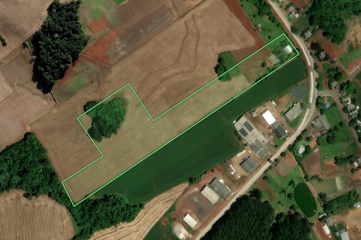 Imagem de satélite do imóvel rural em Serra Alta (SC), com o contorno declarado no CAR desenhado por cima.