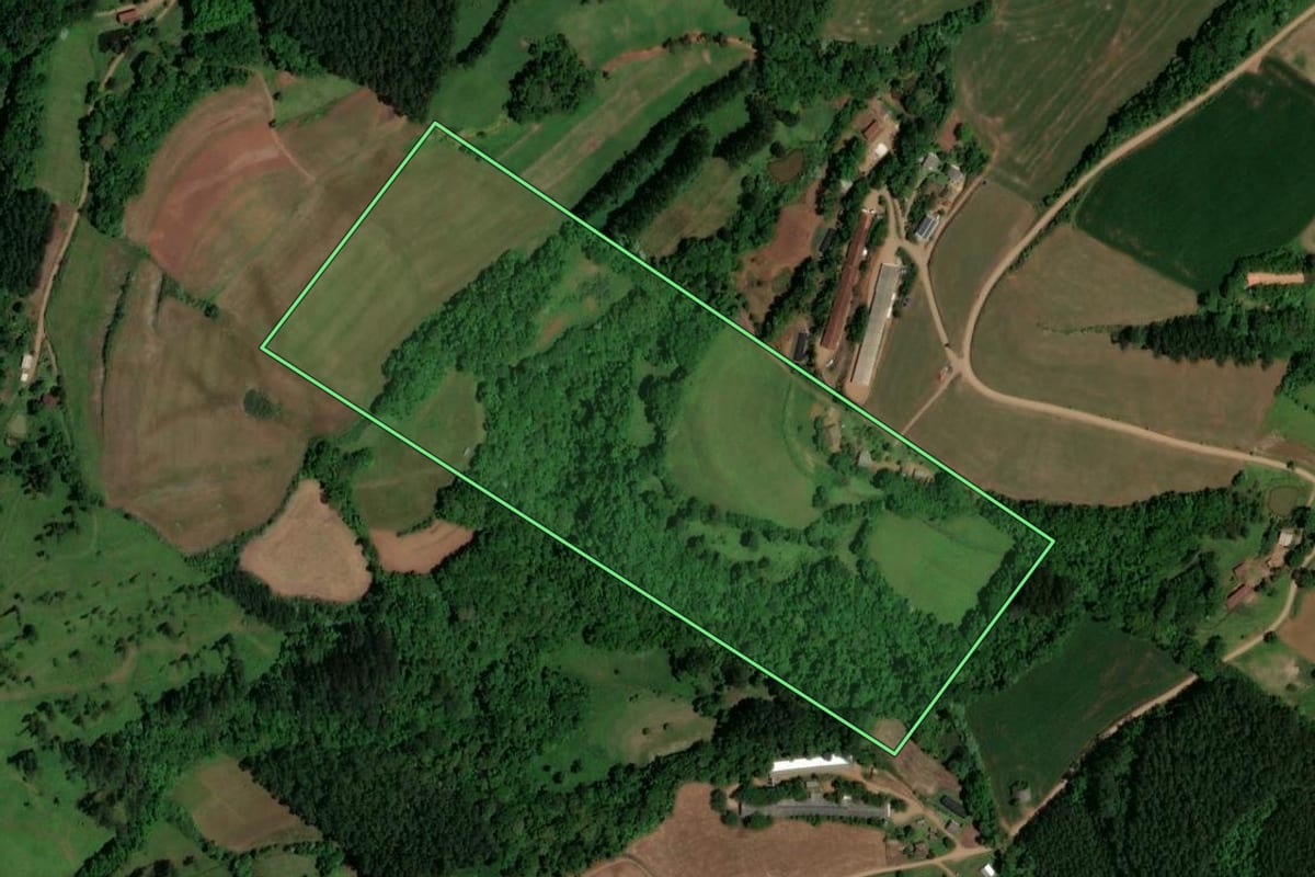 Imagem de satélite do imóvel rural em Serra Alta (SC), com o contorno declarado no CAR desenhado por cima.