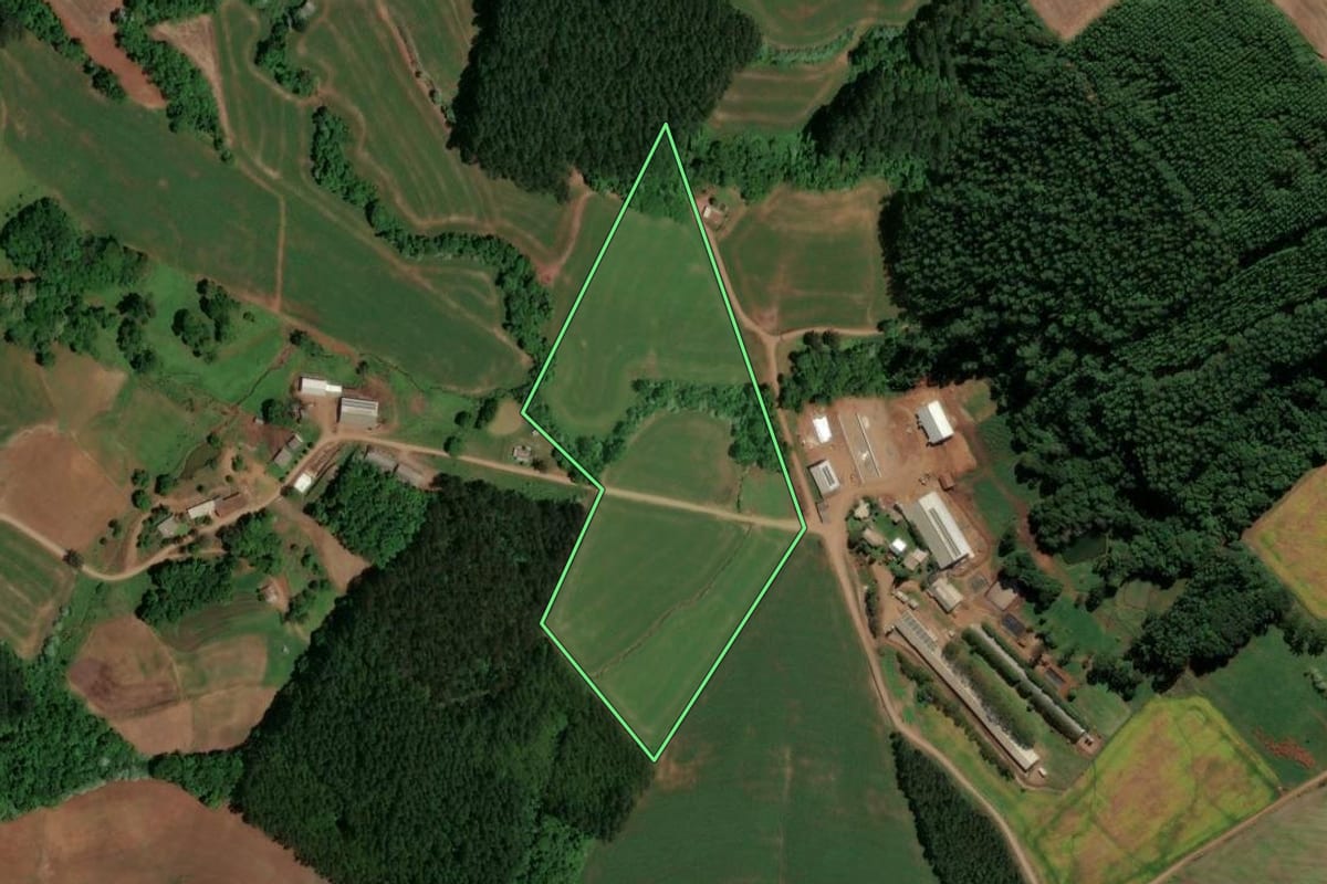 Imagem de satélite do imóvel rural em Serra Alta (SC), com o contorno declarado no CAR desenhado por cima.