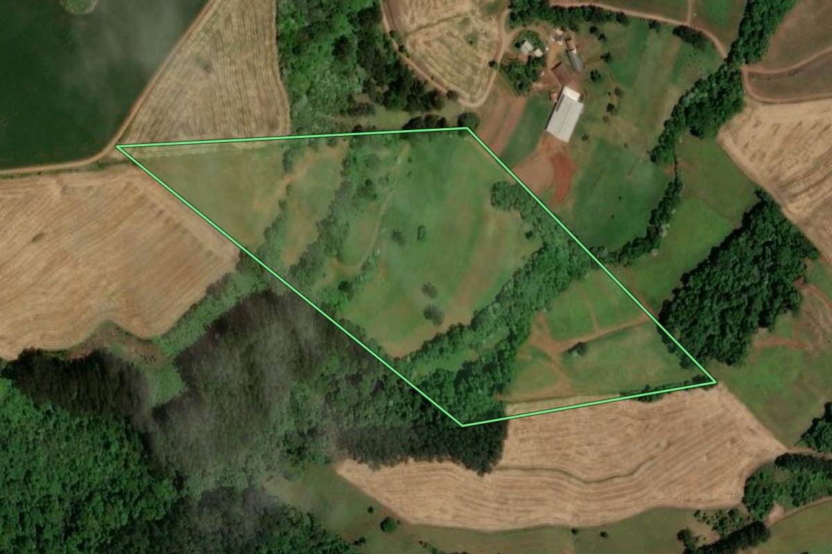 Imagem de satélite do imóvel rural em Serra Alta (SC), com o contorno declarado no CAR desenhado por cima.