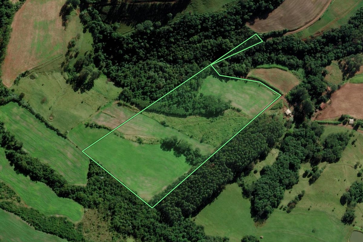 Imagem de satélite do imóvel rural em Serra Alta (SC), com o contorno declarado no CAR desenhado por cima.