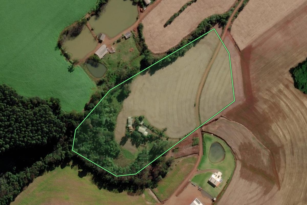 Imagem de satélite do imóvel rural em Serra Alta (SC), com o contorno declarado no CAR desenhado por cima.