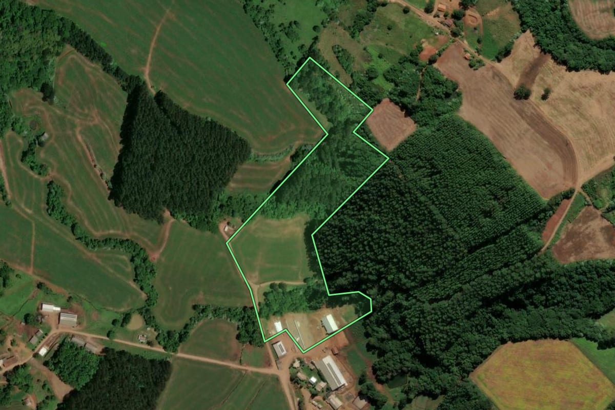 Imagem de satélite do imóvel rural em Serra Alta (SC), com o contorno declarado no CAR desenhado por cima.
