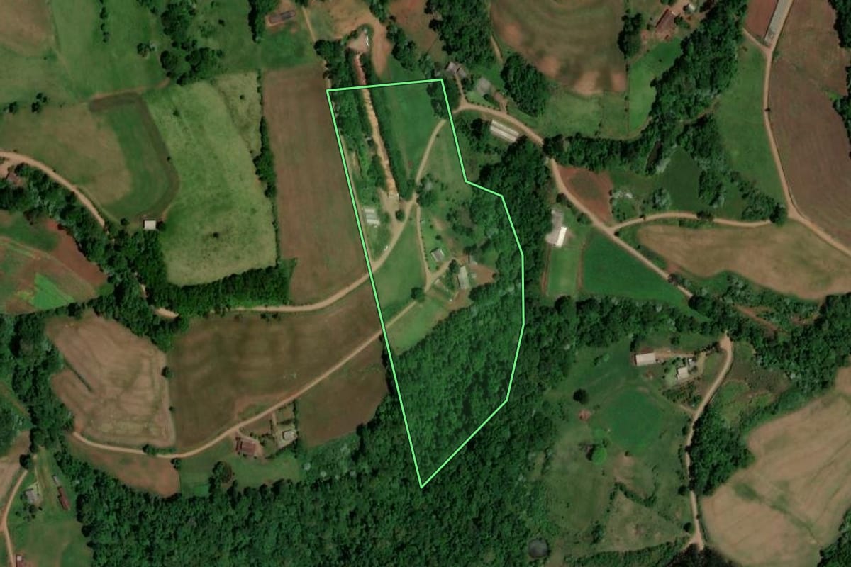 Imagem de satélite do imóvel rural em Serra Alta (SC), com o contorno declarado no CAR desenhado por cima.