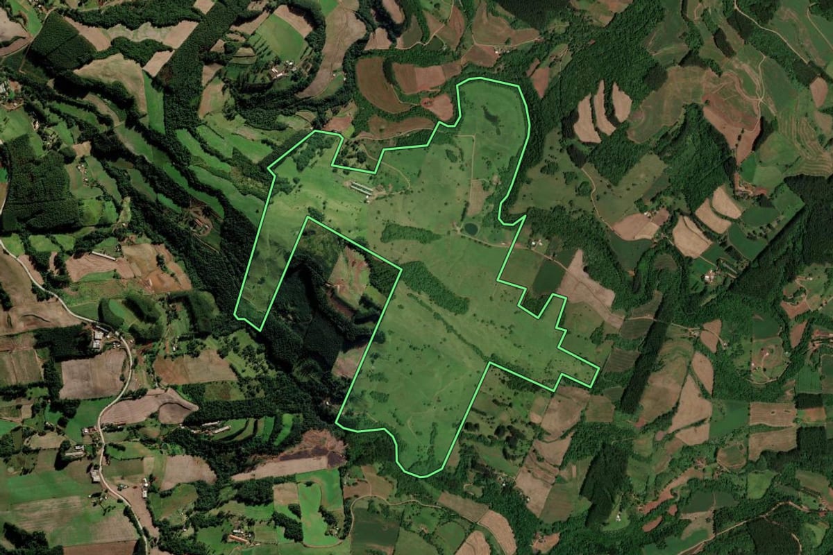 Imagem de satélite do imóvel rural em Serra Alta (SC), com o contorno declarado no CAR desenhado por cima.
