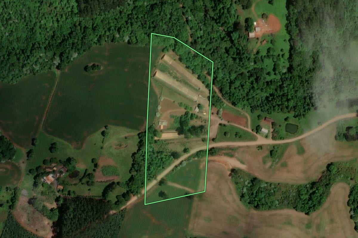 Imagem de satélite do imóvel rural em Serra Alta (SC), com o contorno declarado no CAR desenhado por cima.