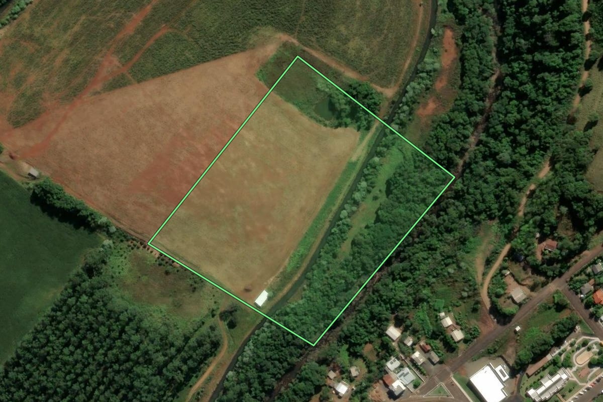 Imagem de satélite do imóvel rural em Serra Alta (SC), com o contorno declarado no CAR desenhado por cima.