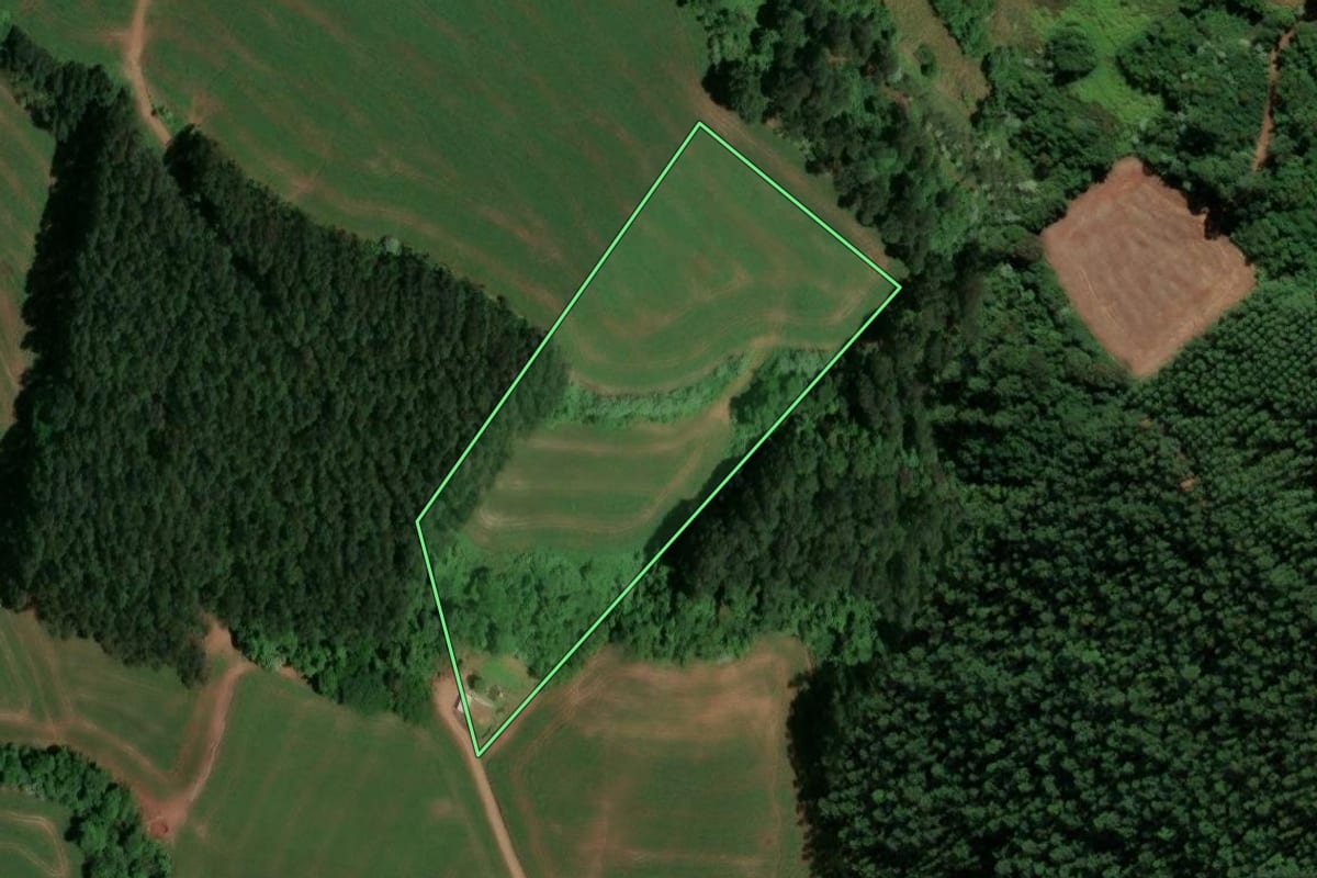 Imagem de satélite do imóvel rural em Serra Alta (SC), com o contorno declarado no CAR desenhado por cima.