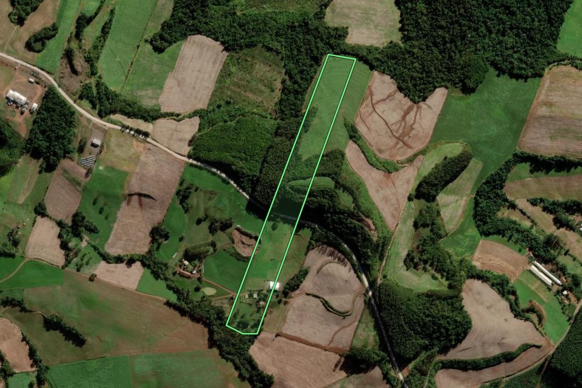 Imagem de satélite do imóvel rural em Serra Alta (SC), com o contorno declarado no CAR desenhado por cima.