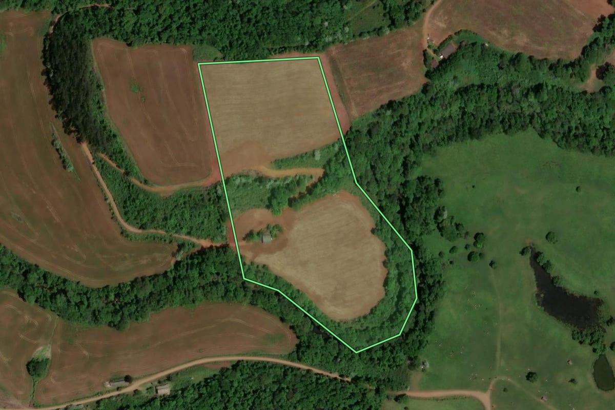 Imagem de satélite do imóvel rural em Serra Alta (SC), com o contorno declarado no CAR desenhado por cima.