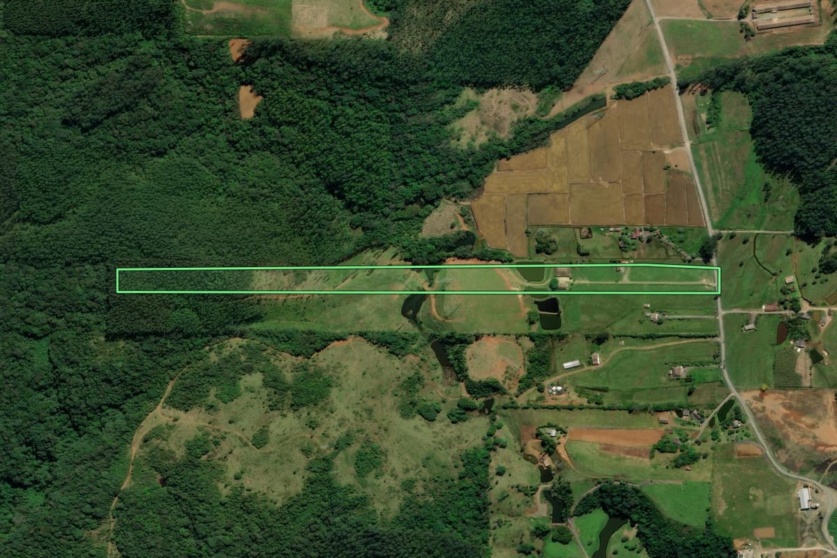 Imagem de satélite do imóvel rural em Siderópolis (SC), com o contorno declarado no CAR desenhado por cima.