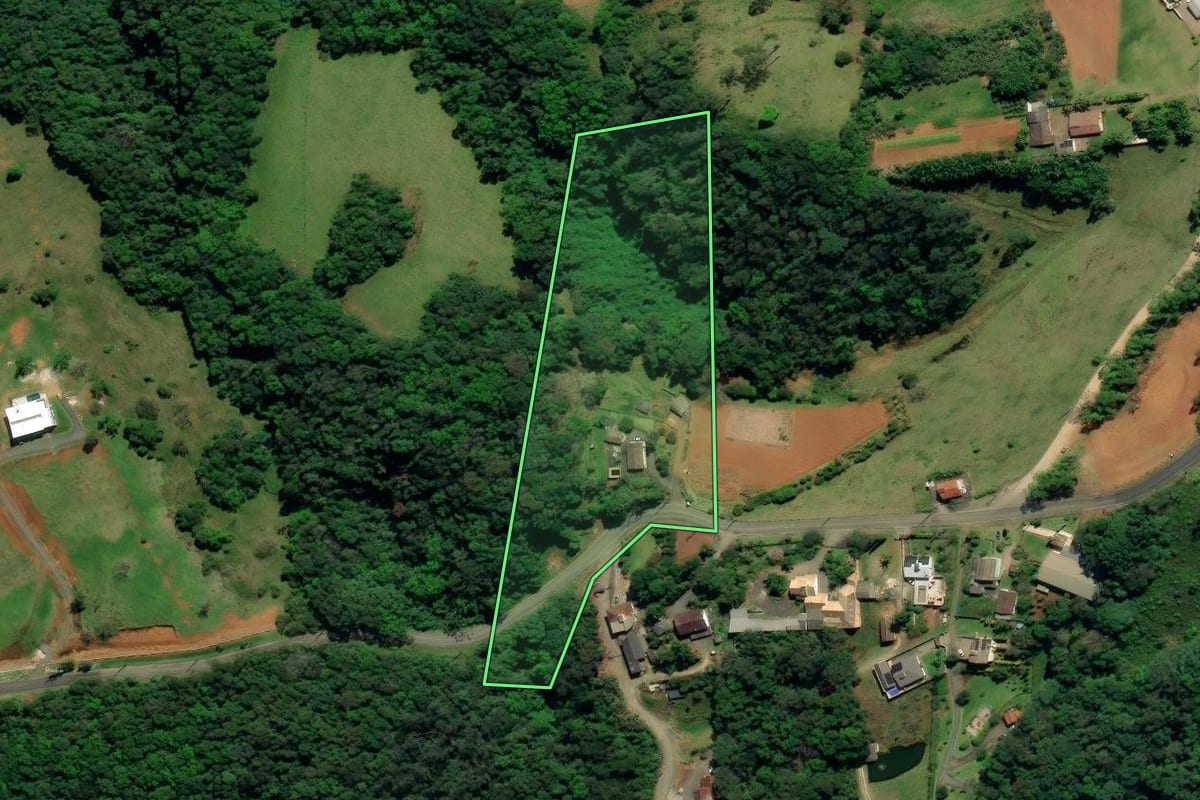 Imagem de satélite do imóvel rural em Siderópolis (SC), com o contorno declarado no CAR desenhado por cima.