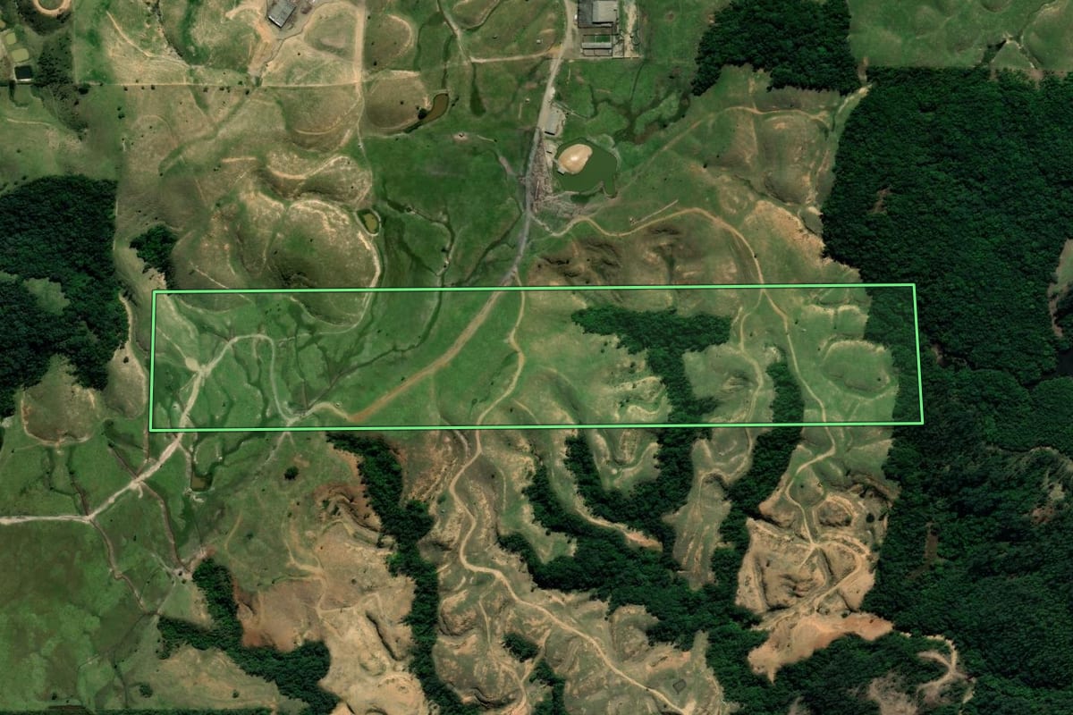 Imagem de satélite do imóvel rural em Siderópolis (SC), com o contorno declarado no CAR desenhado por cima.