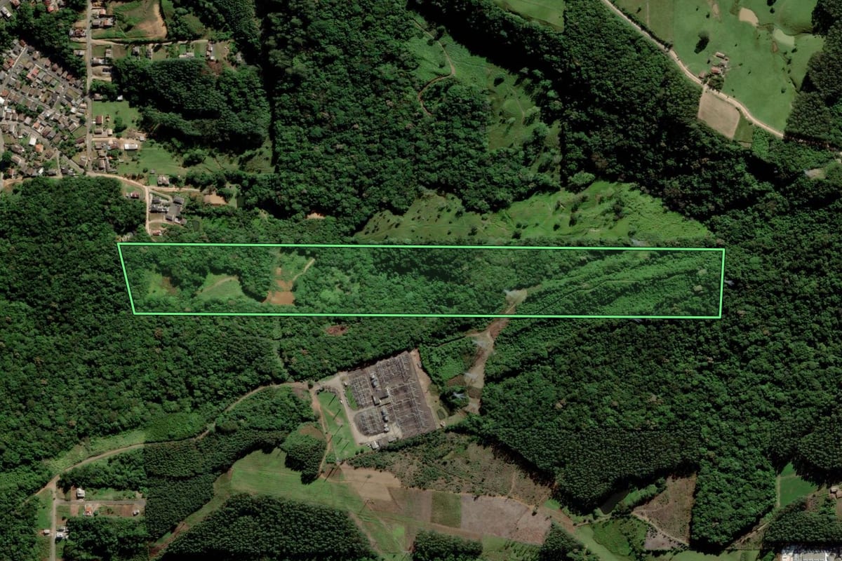 Imagem de satélite do imóvel rural em Siderópolis (SC), com o contorno declarado no CAR desenhado por cima.