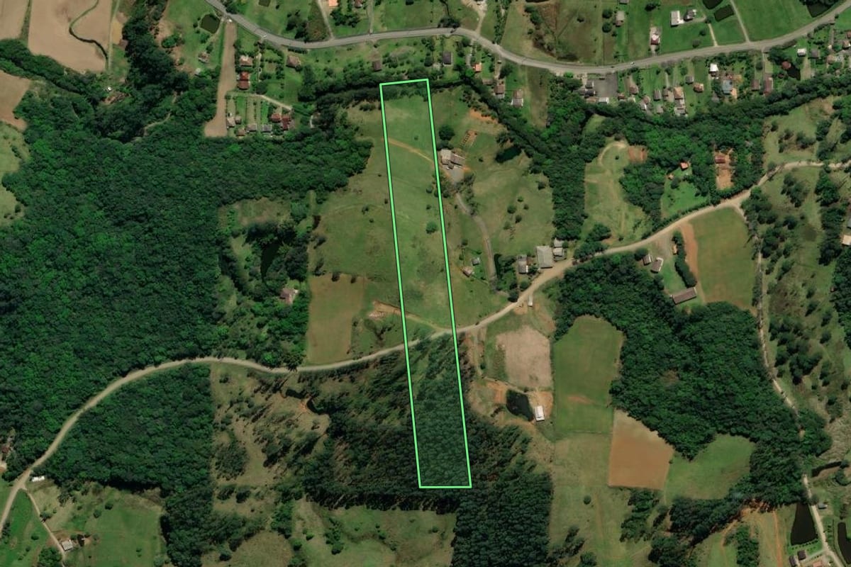 Imagem de satélite do imóvel rural em Siderópolis (SC), com o contorno declarado no CAR desenhado por cima.