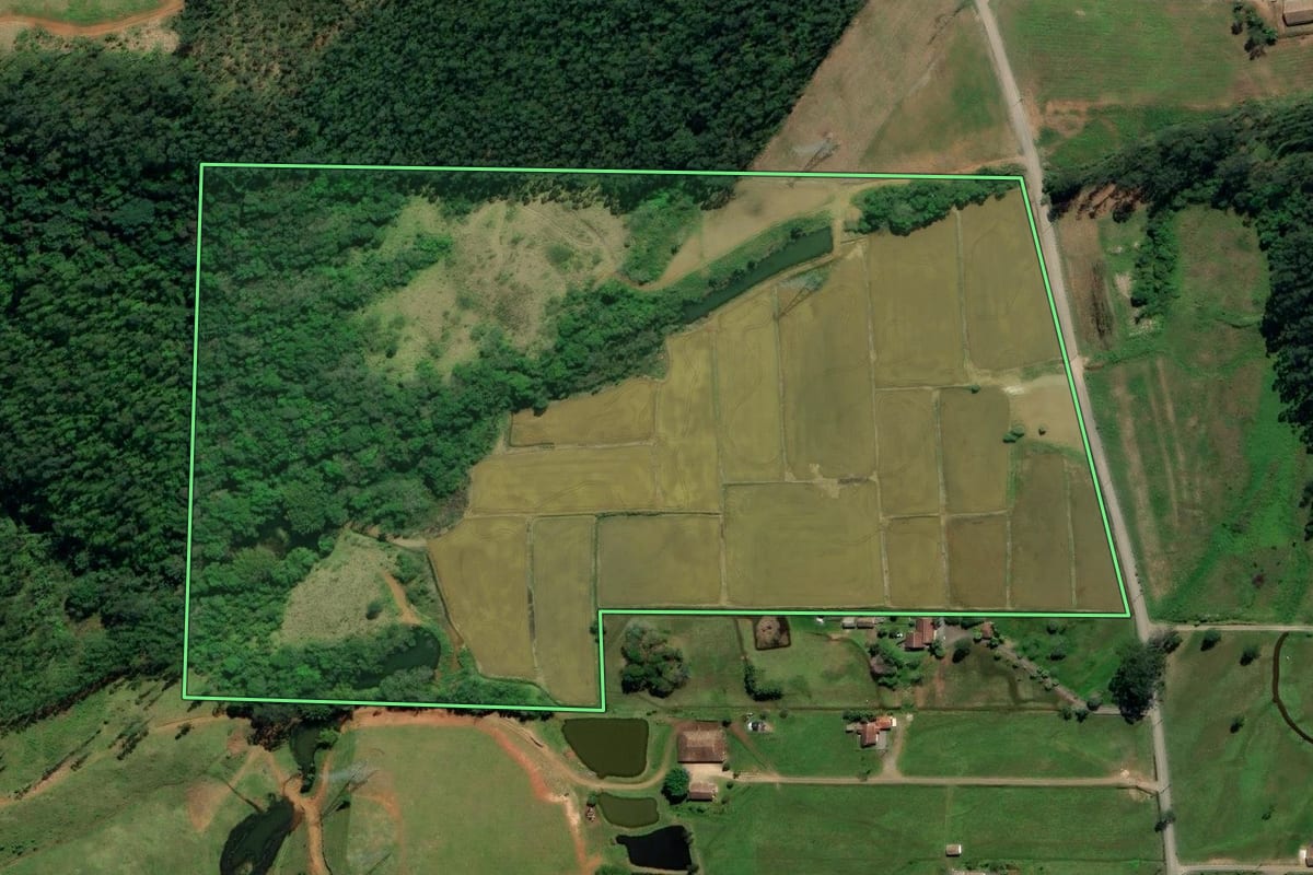 Imagem de satélite do imóvel rural em Siderópolis (SC), com o contorno declarado no CAR desenhado por cima.