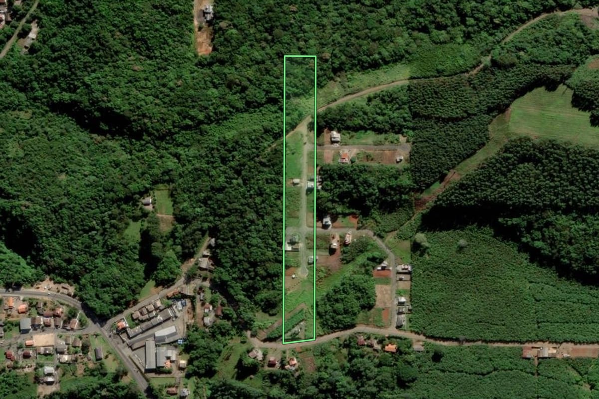 Imagem de satélite do imóvel rural em Siderópolis (SC), com o contorno declarado no CAR desenhado por cima.