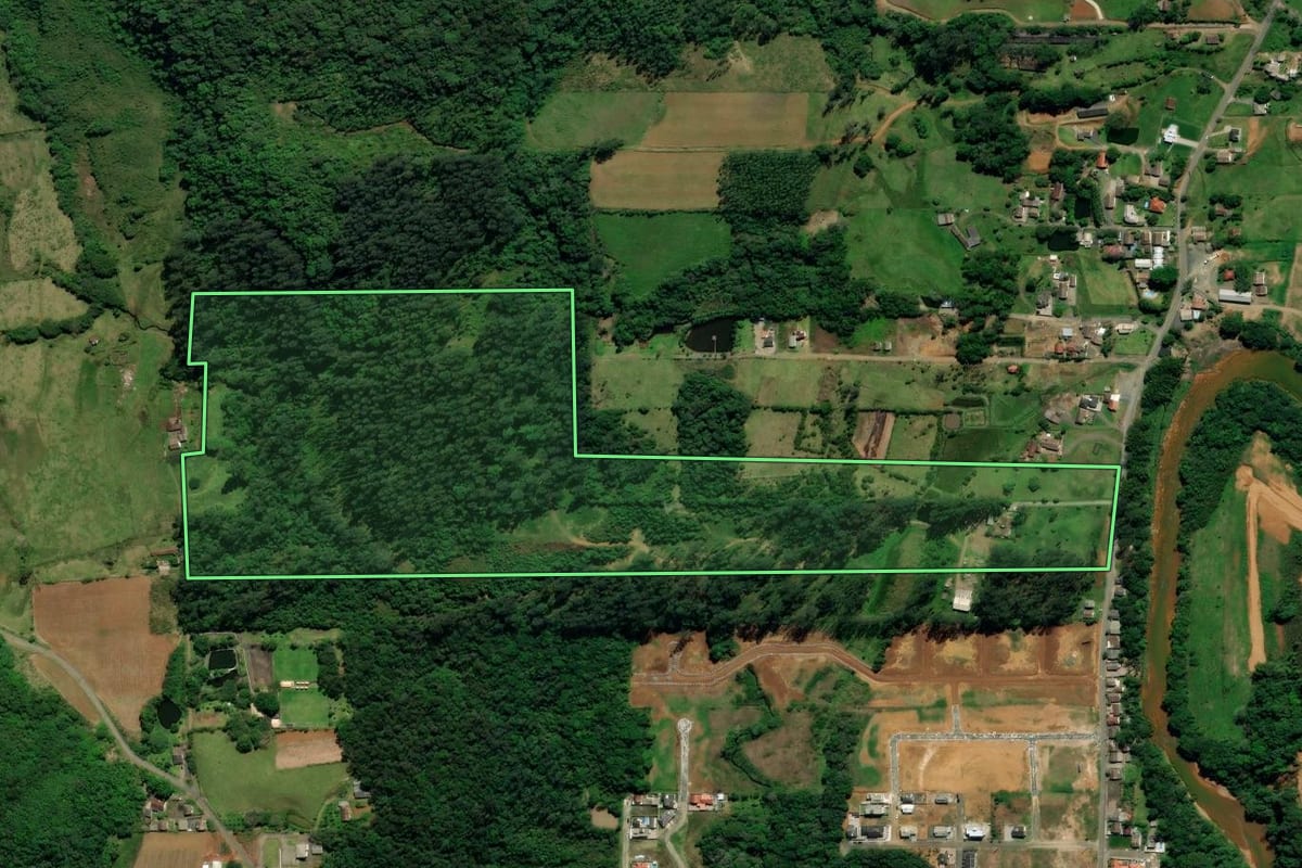 Imagem de satélite do imóvel rural em Siderópolis (SC), com o contorno declarado no CAR desenhado por cima.