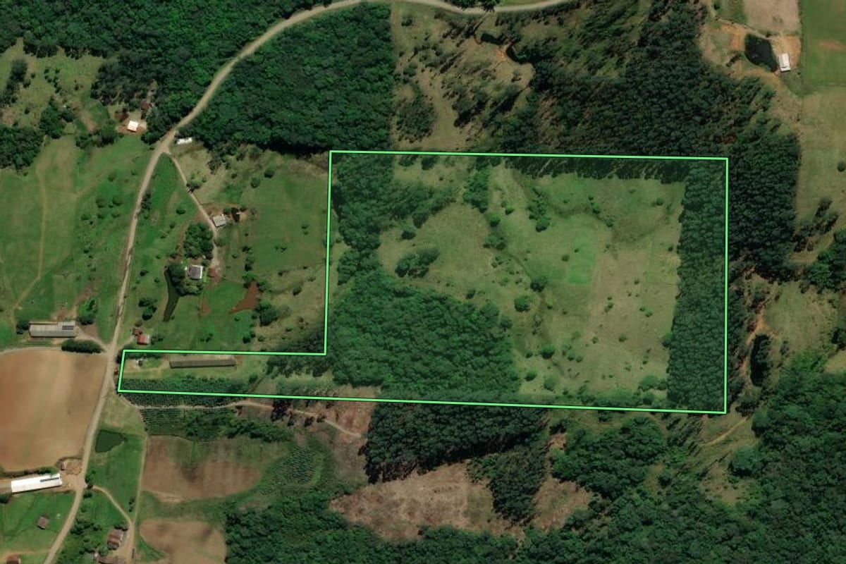 Imagem de satélite do imóvel rural em Siderópolis (SC), com o contorno declarado no CAR desenhado por cima.