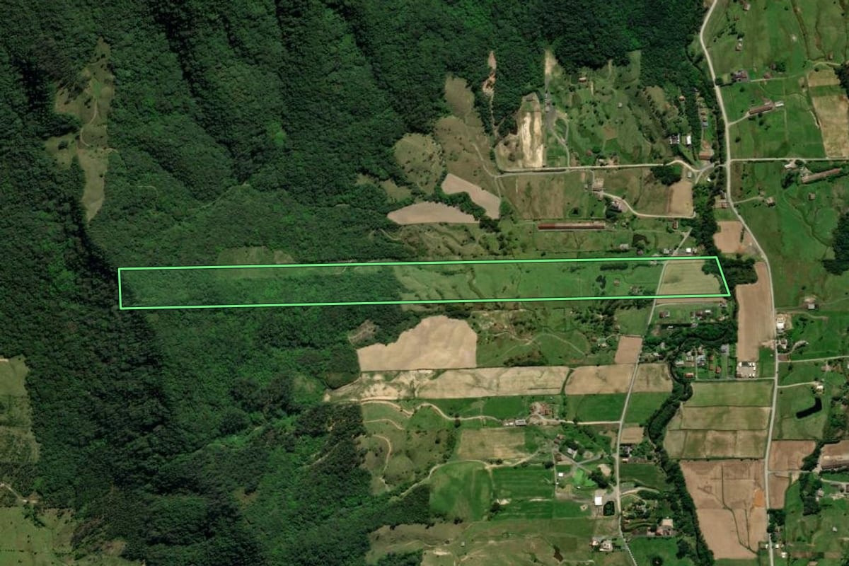 Imagem de satélite do imóvel rural em Siderópolis (SC), com o contorno declarado no CAR desenhado por cima.