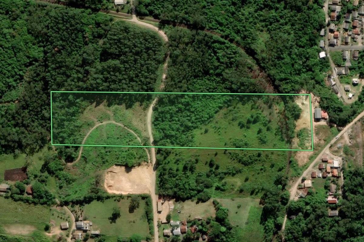 Imagem de satélite do imóvel rural em Siderópolis (SC), com o contorno declarado no CAR desenhado por cima.